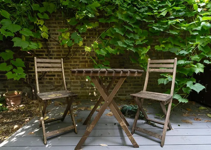 Gorgeous 2Bed House In New Road