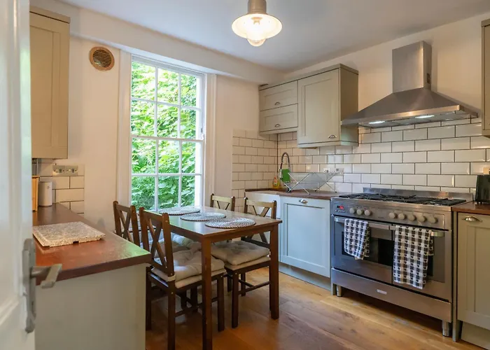 Gorgeous 2Bed House In New Road